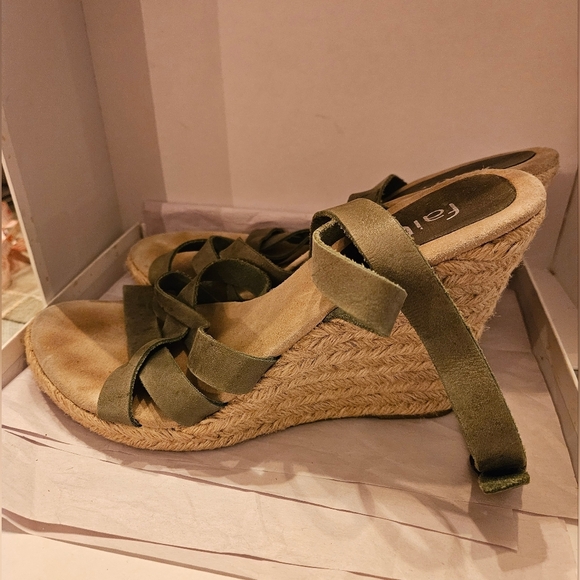 Womens 10.5 sandals wedge olive green crisscross adjustable straps buckle - Picture 2 of 6